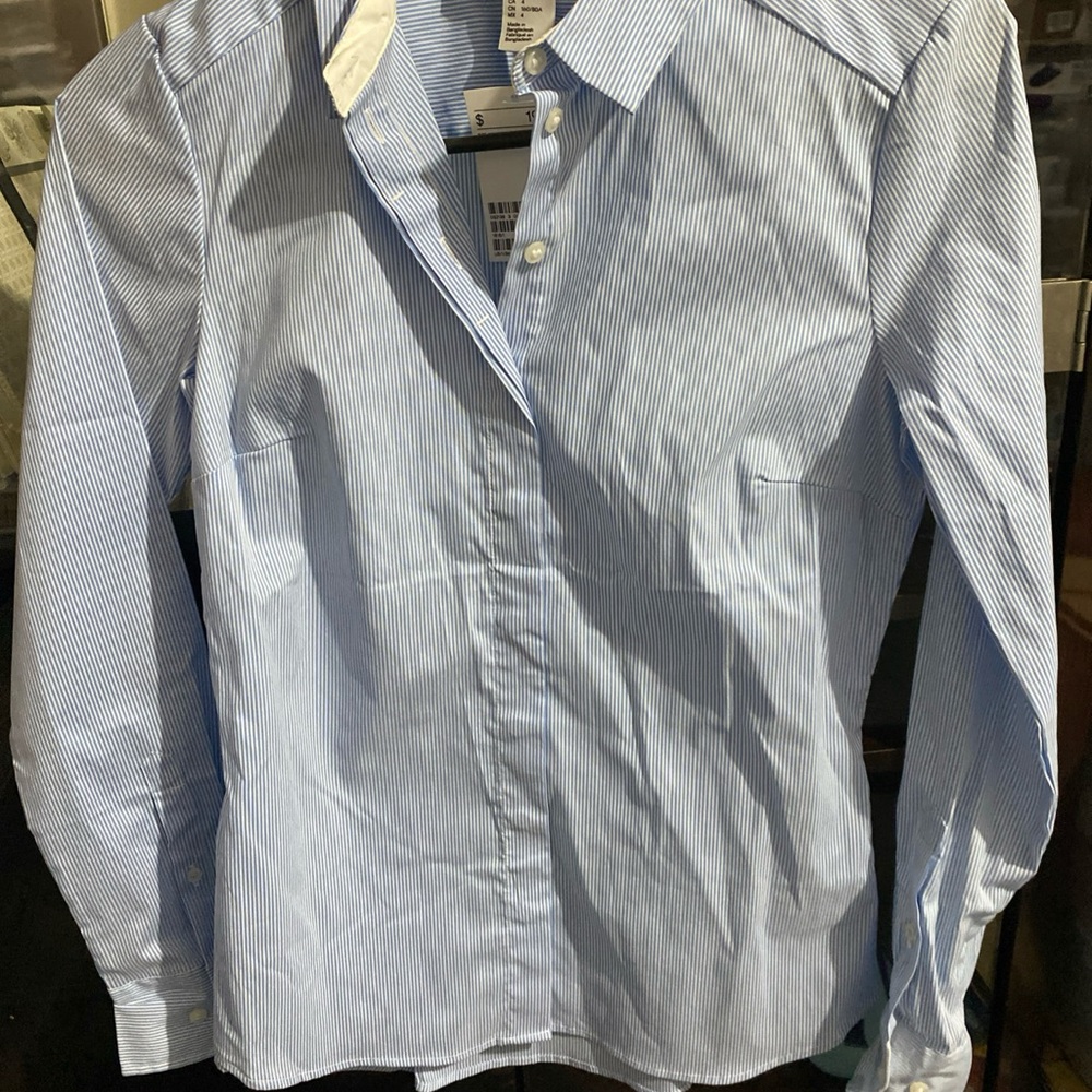 H&M women’s Light Blue Button Down Shirt long sleeves size 4(XS) new with tags